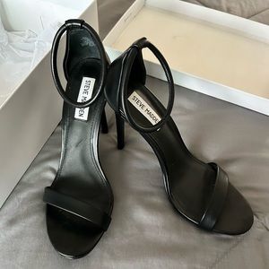 Steve Madden soph black ankle heel
